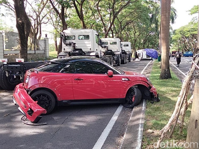 Kecelakaan Honda CR-V Vs Miini Cooper di Perumahan Elite Surabaya